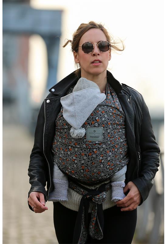 Manduca Sling Softblossom dark beim Spazierengehen